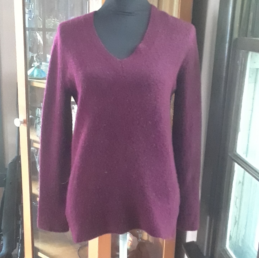 Size XS Banana Republic Maroon Burgundy V Neck Sweater Merino Wool Alpaca - Picture 3 of 16